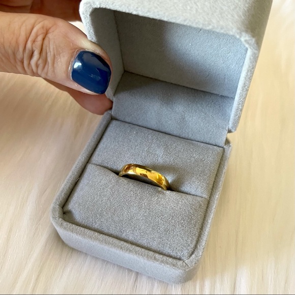 NWOT 18k yellow gold / stainless 4mm wedding band size 5.5 - Picture 3 of 9